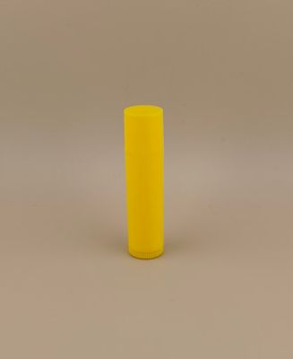 प्लास्टिक लिपस्टिक छोटे चिकनी पीले लिप बाम गुलाबी ढक्कन के साथ पैकेजिंग