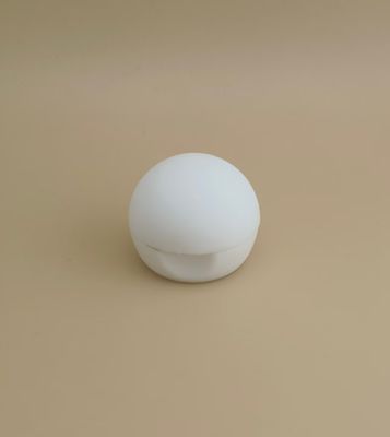 कॉस्मेटिक बोतलों के लिए सफेद प्लास्टिक का छोटा चिकना मैट गोलाकार ढक्कन