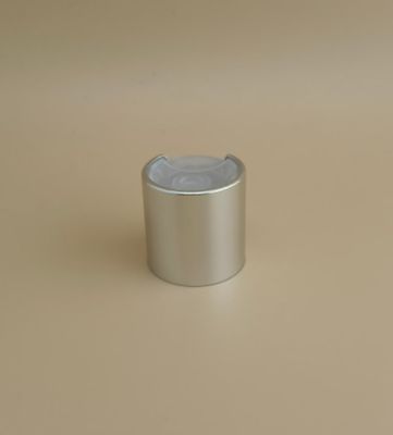 सिल्वर एल्यूमीनियम-प्लास्टिक गोल स्किनकेयर बोतलों के लिए स्पष्ट बटन के साथ चिकनी टोपी