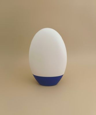 शैम्पू के लिए नीले ढक्कन के साथ सफेद चिकना प्लास्टिक की बोतल