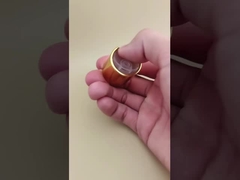 त्वचा देखभाल बोतलों के लिए स्पष्ट बटन के साथ पीला एल्यूमीनियम-प्लास्टिक गोल चिकना ढक्कन