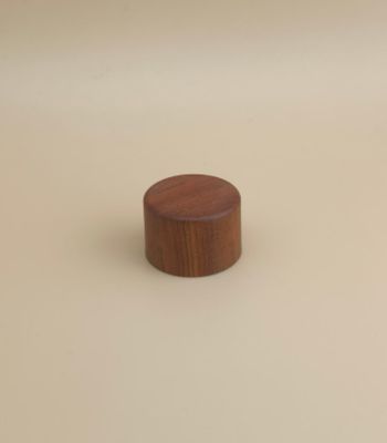 कॉस्मेटिक बोतलों के लिए लकड़ी अनाज प्लास्टिक गोल चिकनी टोपी