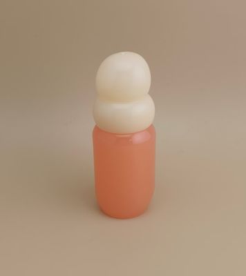 लड़कियों के परफ्यूम के लिए चावल के सफेद ढक्कन के साथ गुलाबी कांच की बोतल