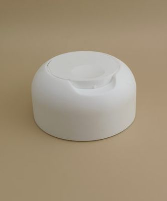 शैम्पू बोतलों के लिए सफेद प्लास्टिक चिकनी मैट प्रेस-डाउन कैप